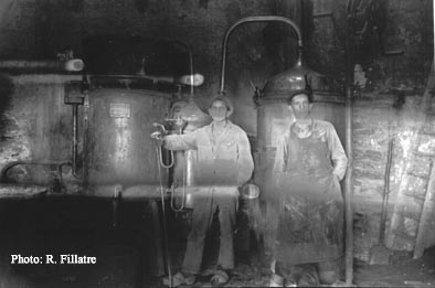 Jean et Antoine Auger devant l'alambic.