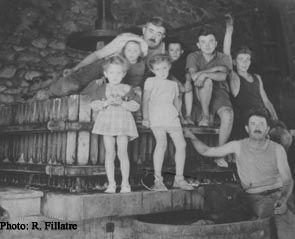 Familles Mathon Crozet sur le pressoir vers 1950