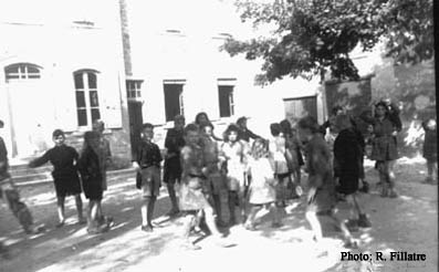 Elèves jouant sur la place