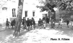 Elèves en récréation.