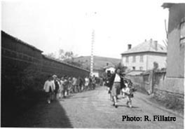 Les élèves défilent.