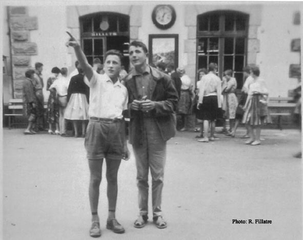 Pierrot Sauzay montre le chemin à René Lacombe
