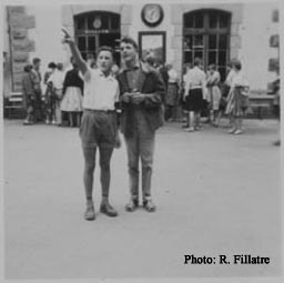 Pierrot Sauzay montre le chemin à René Lacombe