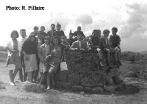 Elèves autour du puits